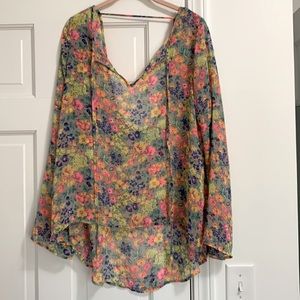 KARLIE split bell sleeve flowy floral top. Size large